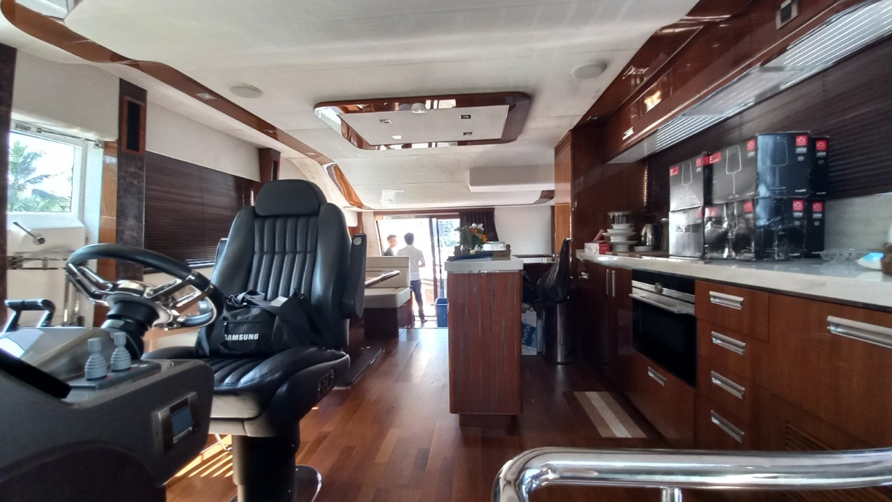 Du thuyền Galeon 660 Fly